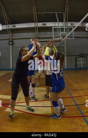 Soldaten der KFOR multinationalen Battle Group-East spielen mehrere Volleyball spiele neben dem 19-und-zugeordnet, die im Rahmen der Kosovo Volleyballerinnen auf Camp Bondsteel, Kosovo, 31.01.22. Das Turnier hat Kosovo Force - KFOR-Soldaten die Möglichkeit mit der lokalen Gemeinschaft zu interagieren und ihre Fähigkeiten gegen ein professionelles Team Test. Stockfoto