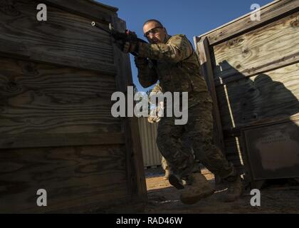 Us Air Force Senior Airman Jacob Albers, 1. Bekämpfung der Kamera Squadron Luftkampf Sendung Journalist nimmt an Zimmer clearing während Close Quarters Battle Training an McCrady Training Center, der Eastover, S.C., Jan. 27, 2017. Übung Scorpion Linse ist eine jährliche Fähigkeit zu Überleben und Betreiben Training durch die Air Force Combat Kamera job Qualifizierung Standards beauftragt. Gehalten an der United States Army Training Center Fort Jackson, S.C., und die McCrady Training Center, der Eastover, S.C. der Zweck der Übung ist eine Auffrischungsschulung kamera Personal zur Bekämpfung zur Verfügung zu stellen. Einzelpersonen sind Stockfoto