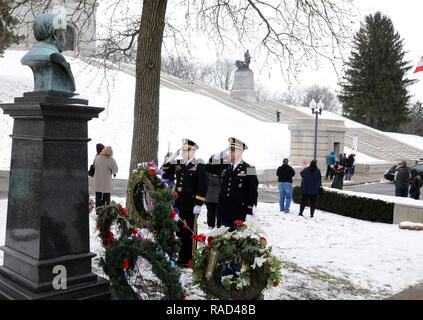 Brigadier General Stephen E. Strand, Links, stellvertretenden kommandierenden General für die 88 regionalen Support Command, und Kaplan (Maj) Scott Hagen, der stellvertretende Befehl Kaplan für die 88 RSC, Salute der Kranz, die Sie am Präsident William McKinley Büste im Namen des Präsidenten der Vereinigten Staaten während des Festakts McKinley's Geburtstag, Jan. 28, 2017. Stockfoto