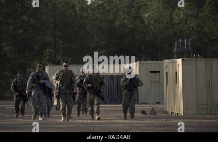 Us Air Force 1. Bekämpfung der Kameraleute lassen sie Bewegung in urbanem Gelände Training während der Übung Scorpion Objektiv an Ft. Jackson, SC, Jan. 27, 2017. Übung Scorpion Linse ist eine jährliche Fähigkeit zu Überleben und Betreiben Training durch die Air Force Combat Kamera job Qualifizierung Standards beauftragt. Gehalten an der United States Army Training Center Fort Jackson, S.C., und die McCrady Training Center, der Eastover, S.C. der Zweck der Übung ist eine Auffrischungsschulung kamera Personal zur Bekämpfung zur Verfügung zu stellen. Personen sind in den Bereichen der Kampftaktik, Fotografie, Videografie und für Verfahren inhe angewiesen Stockfoto