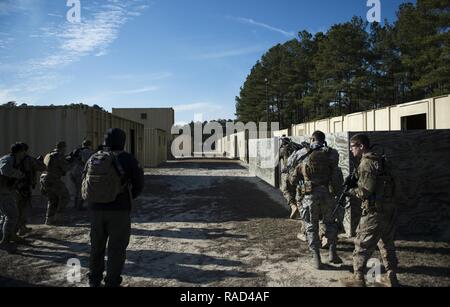 Us Air Force 1. Bekämpfung der Kameraleute für Bewegung in urbanem Gelände Training während der Übung Scorpion Objektiv an Ft. Jackson, SC, Jan. 27, 2017. Übung Scorpion Linse ist eine jährliche Fähigkeit zu Überleben und Betreiben Training durch die Air Force Combat Kamera job Qualifizierung Standards beauftragt. Gehalten an der United States Army Training Center Fort Jackson, S.C., und die McCrady Training Center, der Eastover, S.C. der Zweck der Übung ist eine Auffrischungsschulung kamera Personal zur Bekämpfung zur Verfügung zu stellen. Personen sind in den Bereichen der Kampftaktik, Fotografie, Videografie und für Verfahren angewiesen Stockfoto