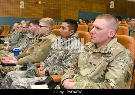 CAMP CASEY, Südkorea - Soldaten aus dem 1. gepanzerte Brigade Combat Team, 1.Infanterie Division, hören Sie zu einer Rede von Dave Roever, eine ehemalige Riverboat Gunner in das braune Wasser Kräfte in der US-Navy während des Vietnam Krieges und der Empfänger des Purple Heart Medaille, während die Ausfallsicherheit Training im Camp Casey Multipurpose Komplex, Camp Casey, Südkorea, Jan 24. Stockfoto