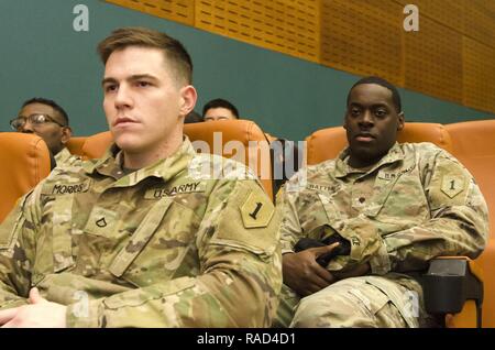 CAMP CASEY, Südkorea - Soldaten aus dem 1. gepanzerte Brigade Combat Team, 1.Infanterie Division, hören Sie zu einer Rede von Dave Roever, eine ehemalige Riverboat Gunner in das braune Wasser Kräfte in der US-Navy während des Vietnam Krieges und der Empfänger des Purple Heart Medaille, während die Ausfallsicherheit Training im Camp Casey Multipurpose Komplex, Camp Casey, Südkorea, Jan 24. Stockfoto