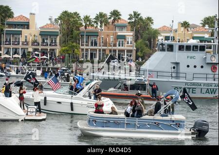 Mannschaften von der Küstenwache Coast Guard Auxiliary und Florida Fisch und Wildlife Conservation Kommission arbeitete mit lokalen Strafverfolgungsbehörden Samstag, Januar 28, 2017, die an die Wasserstraßen sicher während der Parade 2017 Gasparilla Pirate Festival im Hafen von Tampa. U.S. Coast Guard Petty Officer 1st Class Michael De Nyse Stockfoto