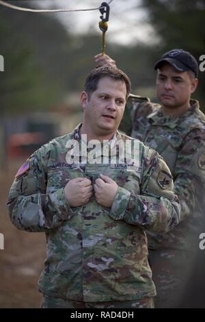 Us Army 1st Lieutenant Beau Norton, Jumpmaster, 360 zivile Angelegenheiten der Feuerwehr geben Anweisungen, die während der grundlegenden Airborne Auffrischungskurs in Fort Jackson, S.C. am 31.01.26., 2017. Der 360 zivilen Angelegenheiten der Feuerwehr durchgeführten Operation Anvil diese Airborne Sprung für Jumpmasters für die Durchführung ihrer Aufgaben und für die Jumper Währung für Jump Status aufrecht zu erhalten. Stockfoto