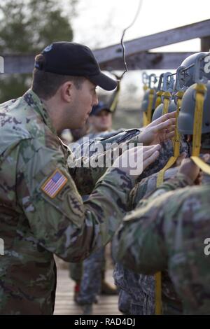 Us Army 1st Lieutenant Byron Denman, Jumpmaster, 412 zivilen Angelegenheiten Bataillon eine Reihe von Anweisungen, die während der grundlegenden Airborne Auffrischungskurs in Fort Jackson, S.C. am 31.01.26., 2017. Der 360 zivilen Angelegenheiten der Feuerwehr durchgeführten Operation Anvil diese Airborne Sprung für Jumpmasters für die Durchführung ihrer Aufgaben und für die Jumper Währung für Jump Status aufrecht zu erhalten. Stockfoto