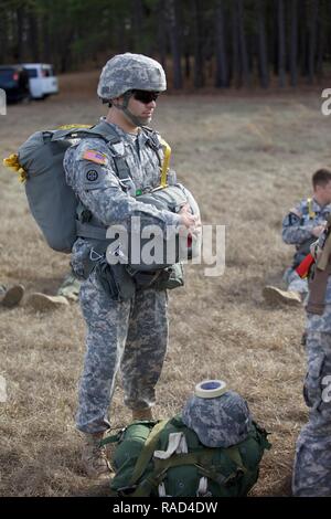 Us Army 1st Lieutenant Rodolfo Saez, 982Nd Combat Camera Company (Airborne) warten, bevor Sie sich an Bord der C-17 Globemaster im Norden Auxiliary Airfield in Orangeburg, S.C. Jan. 26, 2017 geprüft werden. Der 360 zivilen Angelegenheiten der Feuerwehr durchgeführten Operation Anvil diese Airborne Sprung für Jumpmasters für die Durchführung ihrer Aufgaben und für die Jumper Währung für Jump Status aufrecht zu erhalten. Stockfoto