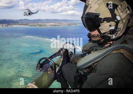 Us Marine Corps Cpl. Jakob E. Beedle, Ein UH-1Y Hubschrauber Crew Chief mit Marine Light Attack Helicopter Squadron 267, 1 Marine Flugzeugflügel, III Marine Expeditionary Force, Scans der Horizont bei einem Flug über die umliegenden Gewässer von Okinawa, Japan, Jan. 27, 2017. UH-1Y Huey Hubschrauber transportiert Generalmajor Craig Timberlake, Kommandierender General, 3rd Marine Division, die Jungle Warfare Training Center auf Lager Gonsalves, Okinawa, Japan zu beobachten. Stockfoto