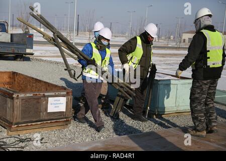 Mitglieder der 22 KSC Co mobile Arbeitskräfte Zelt in Lager Humphreys, Südkorea, Jan. 25, 2017 auspacken. Die Zelte werden die temporären Life Support Bereich in Vorbereitung der Schlüssel lösen' 17. Stockfoto