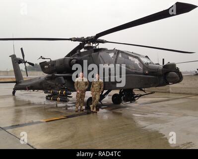 FORWARD OPERATING BASE DAHLKE, Afghanistan - Chief Warrant Officer 3 Jonathan Aleshire und 1 Lt Robert Mayville Verhalten nach dem Flug, Kontrollen auf Ihre AH-64D Apache longbow Hubschrauber. Aleshire und Mayville waren die Pilot und Co-Pilot/Gunner, bzw., auf einer neuen Mission zu medizinisch eine kritisch verwundeten afghanischen nationalen Armee Soldat evakuieren. Die Bemühungen, um ihre Mannschaft zu unterdrücken und feindliche Stellungen zu zerstören und der Hubschrauber Landing Zone die verwundeten Soldaten, schließlich sein Leben retten, erwarb Aleshire, Mayville und ihren Anhängen Waffen Team die Goldmedaille für außer zur Luftbrücke zu sichern. Stockfoto