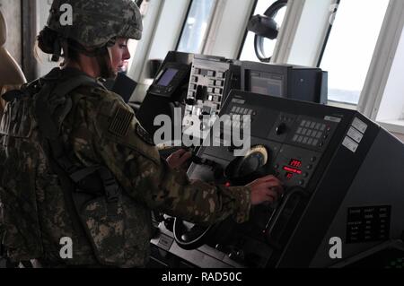 Chief Warrant Officer Sarah Stein, 411 Transport Loslösung Navigationen Officer, manuevers der Armee logistische Unterstützung Schiff fünf Generalmajor Charles S. Gross, während einer Schlacht bohren beim Leiten der Cargo Operationen in den Arabischen Golf 19 Jan., 2017. Die Crew geschleppt, die Ladung zu Katar vom Hafen von Shuaiba, Kuwait und transportiert eine andere Last während der Rückfahrt. Während der Fahrt die Besatzung praktiziert einige maritime Notfall Übungen einschließlich Mann über Bord, Feuer und Schlacht Bohrer. Die Crew bestand aus watercraft Betreiber, Ingenieure, Köche, und Sanitäter, obwohl jeder Mitgliedstaat ausgebildet ist, Stockfoto