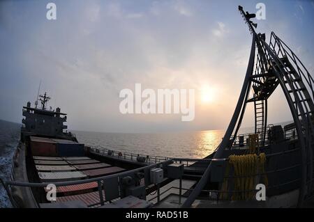 Armee die Seemänner, die mit der 411 Transport Loslösung an Bord der Armee logistische Unterstützung Schiff Generalmajor Charles S. Gross, durchgeführt cargo Operationen in den Arabischen Golf 19-23 Jan. 2017. Die Crew geschleppt, die Ladung zu Katar vom Hafen von Shuaiba, Kuwait und transportiert eine andere Last während der Rückfahrt. Während der Fahrt die Besatzung praktiziert einige maritime Notfall Übungen einschließlich Mann über Bord, Feuer und Schlacht Bohrer. Die Crew bestand aus watercraft Betreiber, Ingenieure, Köche, und Sanitäter, obwohl jeder Mitgliedstaat darin geschult ist, mehrere Aufgaben außerhalb des Anwendungsbereichs der ihre Pflicht Spezialität in-ca durchführen, Stockfoto