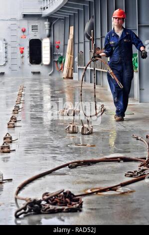 Spc. Kayla Pfertsh ein watercraft Fahrer mit der 411 Transport Loslösung bereitet das Hauptdeck der Armee logistische Unterstützung Schiff fünf Generalmajor Charles S. Gross, für Cargo Operationen in den Arabischen Golf 19 Jan., 2017. Die Crew geschleppt, die Ladung zu Katar vom Hafen von Shuaiba, Kuwait und transportiert eine andere Last während der Rückfahrt. Während der Fahrt die Besatzung praktiziert einige maritime Notfall Übungen einschließlich Mann über Bord, Feuer und Schlacht Bohrer. Die Crew bestand aus watercraft Betreiber, Ingenieure, Köche, und Sanitäter, obwohl jeder Mitgliedstaat darin geschult ist, mehrere Aufgaben outs durchzuführen Stockfoto