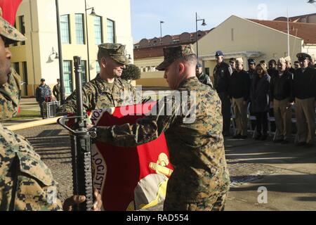 Oberstleutnant Randall K. Jones, der kommandierende Offizier für Bekämpfung der Logistik Bataillon 2, und Sgt. Maj Daniel J. Wilson, der Sergeant Major für CLB-2-, Roll- und Fall Farben der Bataillon während einer Übertragung der Autorität Zeremonie für Special Purpose Marine Air-Ground Task Force - Krisenmanagement - Afrika Logistik Combat Element an der Naval Air Station Sigonella, Italien, Jan. 25, 2017. SPMAGTF-CR-AF LCE bietet logistische Unterstützung für die gesamte SPMAGTF ermöglicht den Schutz der US-Personen-, Sach- und Interessen in Europa und Afrika. Stockfoto