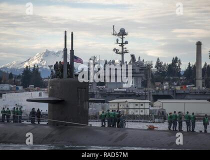 BREMERTON, Washington (Jan. 27, 2017) - die Los Angeles-Klasse schnell-Angriffs-U-Boot USS Olympia (SSN717) kommt beim Naval Base Kitsap-Bremerton für einen Namensvetter besuchen. Die Crew ist zu Besuch in Olympia zu Community Relations Projekte durchführen und eine Tour durch die Hauptstadt. Stockfoto