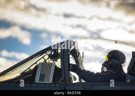 Ein Pilot aus der 74th Fighter Squadron wartet, während Grün Flag-West 17-03, Jan. 24, 2017, auf der Nellis Air Force Base, Nev die 74th FS 12A-10 s zu Gfw zur Unterstützung einer gemeinsamen, großen Kraft bekämpfen - Bereitschaft Übung für Close Air Support integration Training. Stockfoto