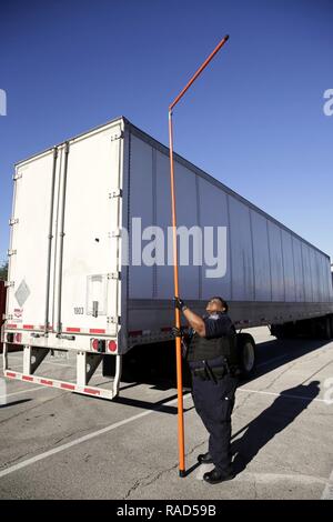 Ein Offizier mit der US-amerikanischen Zoll- und Grenzschutzbehörden Büro der Feldeinsätze verwendet einen Messstab, um den richtigen Abstand während der Kontrollen von Nutzfahrzeugen ein Sie an NRG Stadion in Vorbereitung auf die Super Bowl 51 in Houston, Texas, Jan. 30, 2017 zu gewährleisten. Fahrzeuge werden von x-ray vor Eintritt in den Main Stadium Einrichtungen gescannt. Us-amerikanischen Zoll- und Grenzschutz Stockfoto