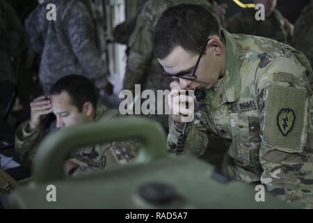 Us-Armee Soldaten in den 2 Bataillon zugeordnet, 14th Field Artillery Regiment, 1st Brigade Combat Team, 25 Infanterie Division, betreiben ein Tactical Operations Center während der entscheidenden Aktion Rotation 17-03 am National Training Center in Fort Irwin, Calif., Jan. 15, 2017. Stockfoto