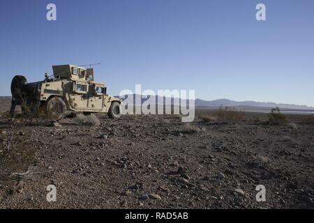 Us-Armee Soldaten in den 2 Bataillon zugeordnet, 14th Field Artillery Regiment, 1st Brigade Combat Team, 25 Infanterie Division, stand Guard um eine taktische Operations Center während der entscheidenden Aktion Rotation 17-03 am National Training Center in Fort Irwin, Calif., Jan. 15, 2017. Stockfoto