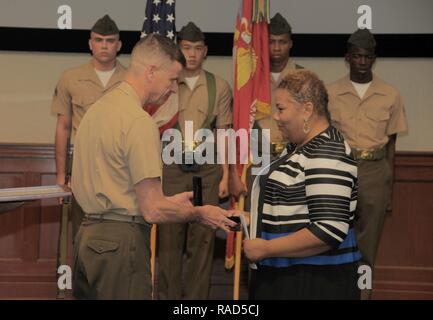 Kim Lagoon, rechts, akzeptiert ein posthum verliehen Kongreßgoldmedaille im Namen des Vaters, des US Marine Corps Pfc. Charles Robert Brunnen, von Generalleutnant William D. Beydler, Kommandeur der US Marine Forces Central Command, in MacDill Air Force Base, Fla., Jan. 27, 2017. Brunnen diente während des Zweiten Weltkrieges und war ein montford Point Marine, eine Gruppe von Marines, die Geschichte durch Freiwilligenarbeit in einem dann getrennt Marine Corps zu dienen. Stockfoto