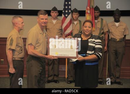 Kim Lagoon, rechts, akzeptiert ein posthum verliehen Kongreßgoldmedaille im Namen des Vaters, des US Marine Corps Pfc. Charles Robert Brunnen, von Generalleutnant William D. Beydler, Kommandeur der US Marine Forces Central Command, in MacDill Air Force Base, Fla., Jan. 27, 2017. Brunnen diente während des Zweiten Weltkrieges und war ein montford Point Marine, eine Gruppe von Marines, die Geschichte durch Freiwilligenarbeit in einem dann getrennt Marine Corps zu dienen. Stockfoto