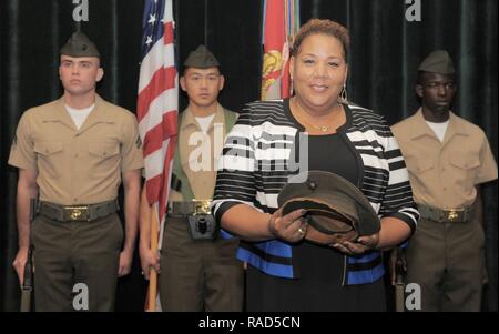 Kim Lagoon, Tochter des US Marine Corps Pfc. Charles Robert Brunnen, eine Montford Point Marine und WWII Veteran, hält sie für ein Foto mit Hut ihres Vaters während einer Kongreßgoldmedaille Zeremonie an der MacDill Air Force Base, Fla., Jan. 27, 2017. Lagoon akzeptiert die Medaille im Namen ihres Vaters. Stockfoto