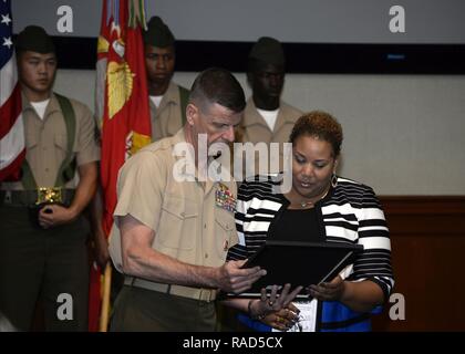 Kim Lagoon, rechts, akzeptiert ein Zertifikat im Namen des Vaters, des US Marine Corps Pfc. Charles Robert Brunnen, von Generalleutnant William D. Beydler, Kommandeur der US Marine Forces Central Command, während einer Kongreßgoldmedaille Zeremonie an der MacDill Air Force Base, Fla., Jan. 27, 2017. Das Zertifikat wurde der Brunnen, der in der montford Punkt Marines diente, eine Afro-amerikanische Einheit, die während dem Zweiten Weltkrieg getrennt wurde Stockfoto