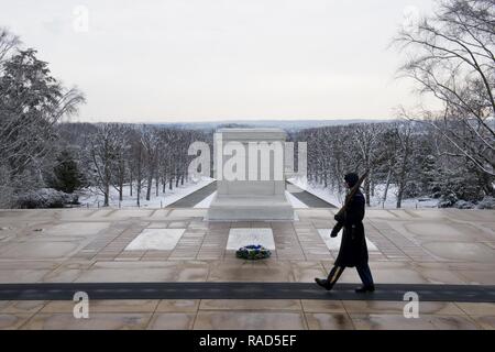 Grab Sentinels, Teil des 3D-US-Infanterie Regiment (Die Alte Garde), Teil in einem Wachwechsel Zeremonie am Grab des Unbekannten Soldaten in den nationalen Friedhof von Arlington, Jan. 30, 2017 in Arlington, Virginia. Das Grab Sentinels nimmt Guard das Grab 365 Tage im Jahr bei jedem Wetter. Stockfoto