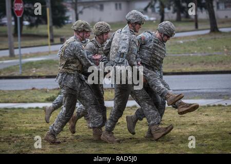 Us-Armee Soldaten zu 16 Combat Aviation Brigade zugeordnet, 7 Infanterie Division einen simulierten Unfall während des Kampfes Lebensretter Ausbildung bei Joint Base Lewis-McChord, Washington, Jan. 26, 2017 bewegen. 16 CAB Ärzte führten die Ausbildung, die US Air Force Special Operations Tactical Air Control Party Spezialisten (TACP) Teilnehmer für die bei realen Operationen verletzt zu Pflege vorzubereiten. Stockfoto