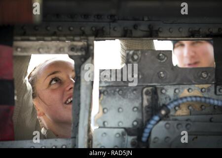 Airman First Class Kristen Murray, Links, 74th Aircraft Maintenance Unit Waffen laden - das Teammitglied, entfernt ein Panel in einer C-A-10 Thunderbolt II, während älteren Flieger Zachary Noordyke, 74 AMU Crew Chief, Uhren während der Grünen Flag-West 17-03, 23.01.2017, an der Nellis Air Force Base, Nev Waffen Flieger aktiviert Joint Force Training während der zwei Wochen Übung durch das Laden von Waffen, Prüfung von Düsen und Aufrechterhaltung der Munition. Einige der live Munition enthalten die Markierung 82 und 84 allgemeine Bomben, high-explosive Brandbomben 30 mm Umläufe und die 500 Pfund GBU-12 Paveway II Laser-guided Bomb. Stockfoto