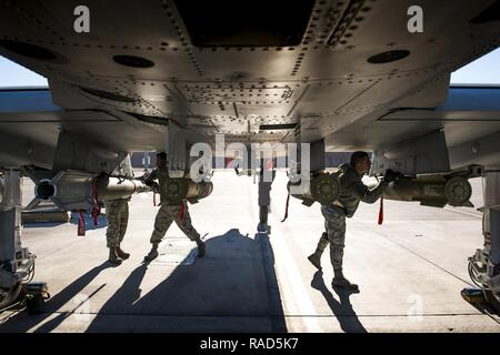 Eine Waffen laden Team führt die Endprüfung von Munition unter einer A-10 Thunderbolt II C während der Grünen Flag-West 17-03, Jan. 24, 2017, an der Nellis Air Force Base, Nev Waffen Flieger Joint Force Training während der zwei Wochen Übung durch das Laden von Waffen, Prüfung von Düsen und Aufrechterhaltung der Munitions systeme aktiviert. Einige der live Munition enthalten die Markierung 82 und 84 allgemeine Bomben, high-explosive Brandbomben 30 mm Umläufe und die 500 Pfund GBU-12 Paveway II Laser-guided Bomb. Stockfoto