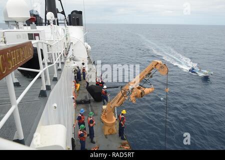 Östlichen PAZIFISCHEN OZEAN - eine panga Ansätze der Backbordseite der Coast Guard Cutter Sherman als Mannschaft der Cutter ist bereit zu reagieren, und die Mitglieder der Boarding Team die Männer an Bord der Panga weg zu erhalten, Jan. 13, 2017. Sherman, homeported in Honolulu, ist auf der Drogenbekämpfung Mission im östlichen Pazifik. Fräser wie Sherman routinemäßig Operationen aus Südamerika in die Beringsee Durchführung ausländer Migranten verbot Operationen, Inland Fisheries Protection, der Suche und Rettung, der Drogenbekämpfung und anderen Coast Guard Missionen auf größere Entfernungen vom Ufer halten t Stockfoto