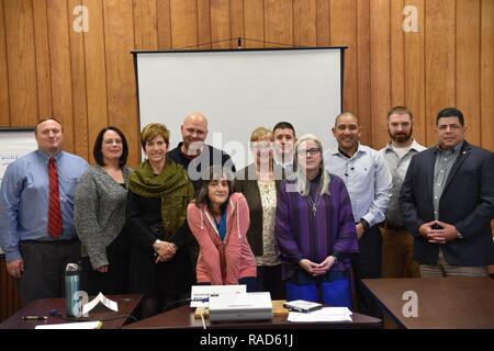 Katholische Nächstenliebe Personal wirft mit US-Armee finden Lehrer und Schulungsleiter während einer Unterstützung bei der Planung von Besuchen zur katholischen Nächstenliebe der Oneida/Madison County in Utica, NEW YORK, Jan. 26, 2017. (Nach rechts) Herr Robert Stabb, Emergency Management Spezialist bei der US-Army Reserve Command Links; Frau Jill Roberts, FCSS Programmkoordinator; Frau Denise Cavanaugh, Executive Director der katholischen Nächstenliebe von Oneida/Madison County; Herr Jim Smith, Property Manager; Frau Connie Marcus, Programm Manager; Kapitän Robert Luzarraga; Master Sgt. Hector Perez; Herr Tyler Bourgeois, Direktor der speziellen Projekte; Mr. Stockfoto