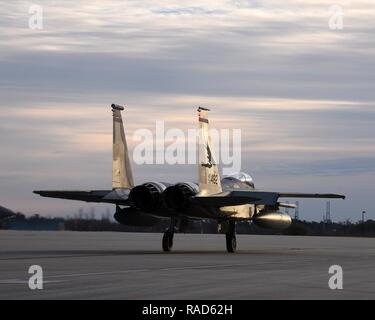 F-15 Adler zum 142. Fighter Wing Taxi für eine Training Mission aus der Luft Dominanz Center, Savannah Ga., Jan. 28, 2017 zugeordnet. Stockfoto