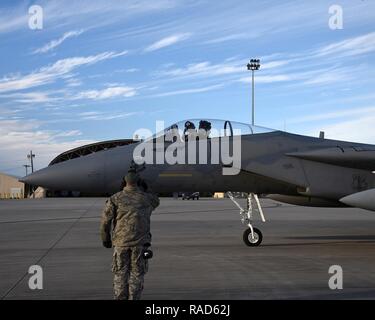 F-15 Adler zum 142. Fighter Wing Taxi für eine Training Mission aus der Luft Dominanz Center, Savannah Ga., Jan. 28, 2017 zugeordnet. Stockfoto