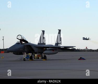 F-15 Adler zum 142. Fighter Wing zugeordnet, starten für ein Training Mission aus der Luft Dominanz Center, Savannah Ga., Jan. 28, 2017. Stockfoto