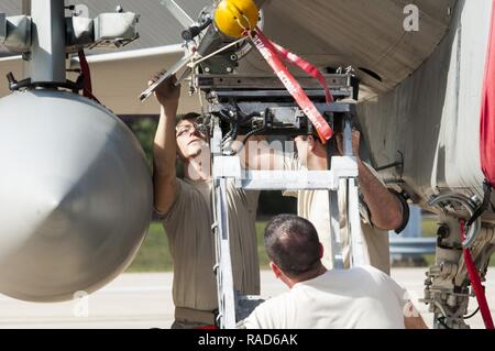 Tech Sgt. Lucas Hagopian, Staff Sgt. Timothy Mannion, und die Mitarbeiter der Sgt. Nick Albert sind ein Team von drei Waffen Lader von Barnes Air National Guard Base, Massachusetts. Ihre Mission ist es, Waffen auf F-15 die Arbeit der 104 Fighter Wing Adler geladen ordnungsgemäß für die flugzeugbesatzungen zu Hause Station zu gewährleisten und bereitgestellt werden. Der 104 FW Last crew Arme eine F-15 Eagle mit dem Ziel 9 X während der Waffen System Evaluation Programm, Tyndall Air Force Base. Als Teil der WSEP ausüben, werden die Flugzeuge geladen und Schießen live Raketen. Der Zweck der WSEP operative Wirksamkeit abzuschätzen, um Waffen zu überprüfen Stockfoto