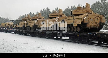 TRZBIEN, Polen - M1A2 Abrams Panzer, die zu Charlie Company, 1st Battalion, 68th Armored Regiment, 3. gepanzerte Brigade Combat Team, 4 Infanterie Division auf ein rungenwagen Eisenbahn 31.01.2017 geladen wurde. Die Fahrzeuge werden Estland versandt werden von den Soldaten benutzt werden, da sie die Ausbildung in Osteuropa verhalten als Teil der Operation "Atlantic lösen. Rotierende US-Einheiten durch das europäische Theater an der Ferse - - toe rotation Übungen unsere Fähigkeit, schnell zu montieren, macht die Soldaten mit ihren internationalen Kollegen, während Sie sich in einer komplexen Sicherheit Umwelt und de Stockfoto