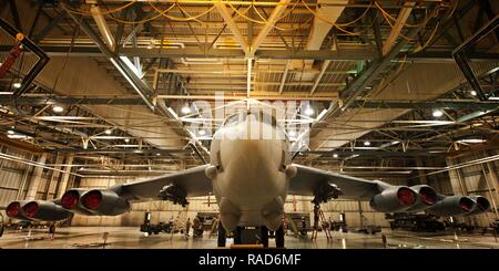 Waffen laden Crew Mitglieder bereiten Sie sich auf die Last Crew des Quartals Wettbewerb im Dock 7, am Minot Air Force Base, N.D., Jan. 20, 2017. Zwei Waffen laden Besatzungen, die die 23 Aircraft Maintenance Unit und die 69 AMU, waren zeitlich auf ihre Fähigkeit, zwei trägen Munition an einer B-52 H Stratofortress zu laden. Stockfoto