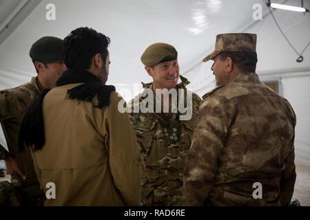 Britische Brig. Gen. Zac Stenning, Mitte, Kommandant der 1. Gepanzerten Infanterie Brigade, trifft sich mit einem irakischen Commander irakische Sicherheitskräfte den Trainingsfortschritt bei Al Asad Air Base, Irak, Jan. 26, 2017 zu diskutieren. Britische Soldaten stellen die irakischen Sicherheitskräfte Training durch die Combined Joint Task Force - inhärenten Building Partner Kapazität mission Lösen. CJTF-OIR ist die globale Koalition zu besiegen ISIL im Irak und in Syrien. Stockfoto