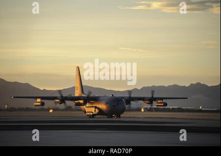 Eine EC-130 H Kompass Aufruf der 55. elektronischen Bekämpfung Gruppe zieht aus Davis-Monthan Air Force Base, Ariz., Jan. 10, 2017. Flieger von der 355 Fighter Wing eingesetzt in die Türkei in Unterstützung von Combined Joint Task Force Betrieb inhärenten Beheben, einen multinationalen Bemühung der Islamischen Staat im Irak und der Levante zu schwächen und zu zerstören. Stockfoto