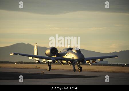 Eine A-10 Thunderbolt II C 357 Fighter Squadron zugeordnet bereitet sie in Davis-Monthan Air Force Base, Ariz., Jan. 10, 2017 zu nehmen. Flieger von der 355 Fighter Wing eingesetzt in die Türkei in Unterstützung von Combined Joint Task Force Betrieb inhärenten Beheben, einen multinationalen Bemühung der Islamischen Staat im Irak und der Levante zu schwächen und zu zerstören. Stockfoto