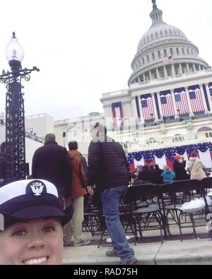 Usher Selfie... Hospital Corpsman 3. Klasse Katie Trescott, zugeordnet zu den Betriebliche Gesundheit Support Unit Bremerton nimmt eine digitale Pause für die Ursache ihre freiwilligen Bemühungen als Teil einer Gruppe von US-Navy Reserve Segler aus über dem Land, die sich freiwillig an der kürzlich abgehaltenen Präsidentschaftswahlen Einweihung zu nehmen. Stockfoto