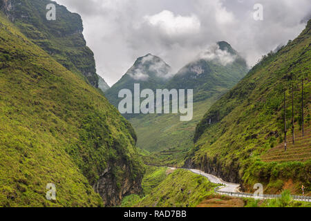 Kurvenreiche Straße durch die Berge in Ha Giang Loop in der Provinz Ha Giang, Vietnam, Asien Stockfoto