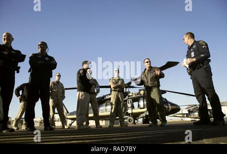 Air Verbot Agenten mit der US-amerikanischen Zoll- und Grenzschutzbehörden, Luft und Marine Operations, sammeln mit Piloten und Crew mit Partner Strafverfolgungsbehörden für einen morgendlichen Briefing auf Ellington Field Joint Mindestreservebasis im Vorfeld des Super Bowl LI in Houston, Texas, Jan 31, 2017. Stockfoto