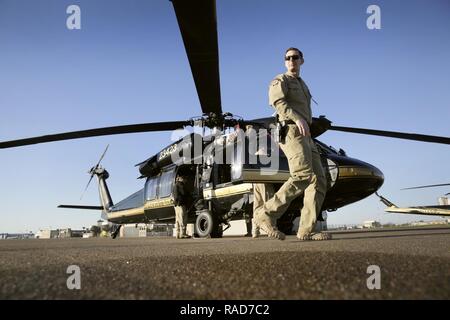 Air verbot Agenten mit der US-amerikanischen Zoll- und Grenzschutzbehörden, Luft und Marine Operations, bereiten Sie ein Black Hawk Helikopter für den Flug Auf Ellington Field Joint Mindestreservebasis im Vorfeld des Super Bowl LI in Houston, Texas, Jan 31, 2017. Us-amerikanischen Zoll- und Grenzschutz Stockfoto