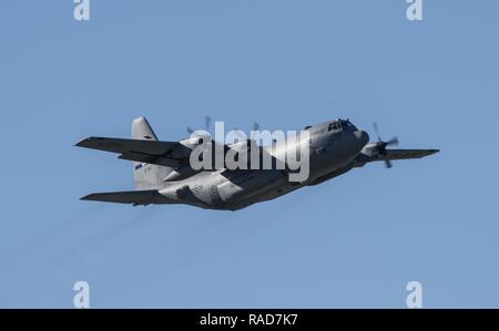 Eine C-130 Hercules ab 152 Luftbrücke Flügel der Nevada Air National Guard führt Flight Operations bei Travis Air Force Base, Calif. Jan, 13, 2017. Die C-130 Hercules ist ein Arbeitstier für die Luftwaffe. Es ist im Service seit mehr als einem halben Jahrhundert. Speziell für Truppen und Ausrüstung in den Kampfgebieten zu transportieren, die Hercules betreibt in der US Air Force mit Air Mobility Command, Air Force Special Operations Command, Air Combat Command, US Air Forces in Europe-Air Kräfte Afrika, Pazifik Luftstreitkräfte, Air National Guard und der Air Force Reserve Command, fulfillin Stockfoto