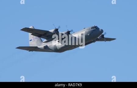 Eine C-130 Hercules ab 152 Luftbrücke Flügel der Nevada Air National Guard führt Flight Operations bei Travis Air Force Base, Calif. Jan, 13, 2017. Die C-130 Hercules ist ein Arbeitstier für die Luftwaffe. Es ist im Service seit mehr als einem halben Jahrhundert. Speziell für Truppen und Ausrüstung in den Kampfgebieten zu transportieren, die Hercules betreibt in der US Air Force mit Air Mobility Command, Air Force Special Operations Command, Air Combat Command, US Air Forces in Europe-Air Kräfte Afrika, Pazifik Luftstreitkräfte, Air National Guard und der Air Force Reserve Command, fulfillin Stockfoto