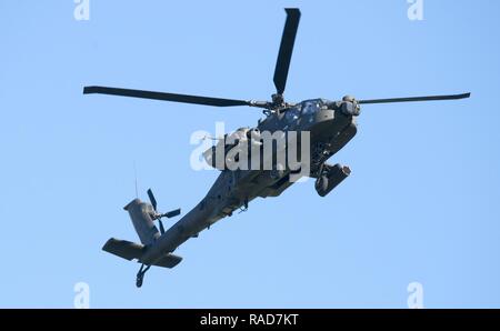 Eine AH-64 Apache Kampfhubschrauber führt Flight Operations bei Travis Air Force Base, Calif., Jan, 6, 2017. Dieses Flugzeug ist die US Armee schwere Division/Korps Kampfhubschrauber. Der AH-64 Apache ist ein vier-Blade Kampfhubschrauber mit Reverse-dreibeinfahrwerks und verfügt über ein Cockpit für eine Besatzung von zwei. Stockfoto