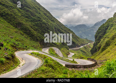 Extreme kurvenreiche Straße, Ha Giang Loop, Provinz Ha Giang, Vietnam, Asien Stockfoto